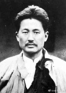 说明: 男人的黑白照描述已自动生成